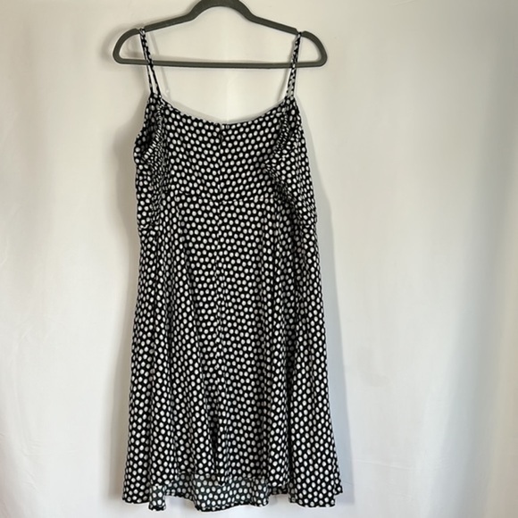 Old Navy Black & White Seashell Flowy Summer Dress - Picture 5 of 12